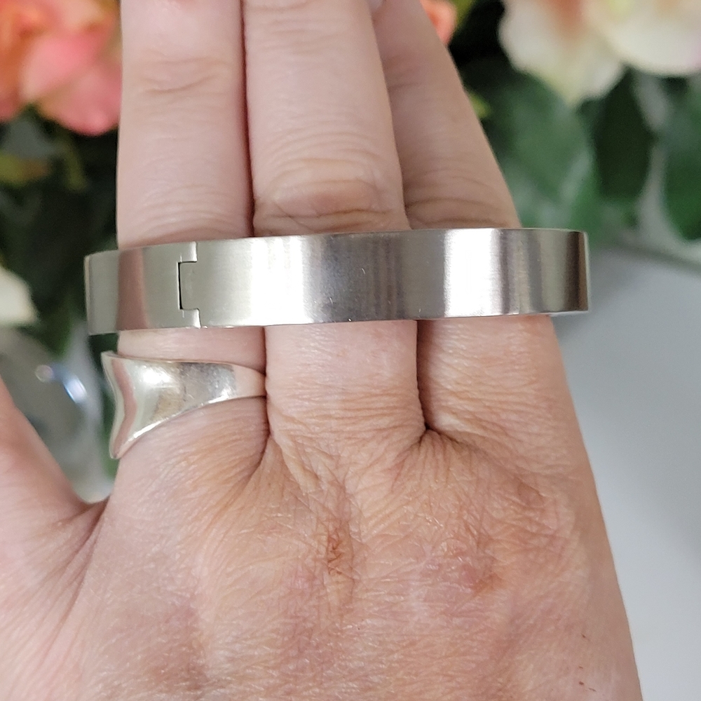 MICHAEL KORS CRYSTAL STONES HINGED BANGLE BRACELET IN GIFT BOX. 🎁 - Picture 8 of 9